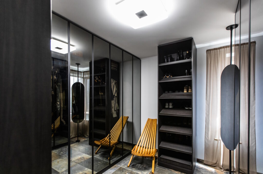 Гардеробна. Villa Bianca. Будинок на продаж на березі дніпра в Києві.